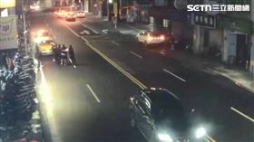 新北朱男等5人步出好樂迪KTV時，與另1包廂7人爆發衝突。（圖／翻攝畫面）