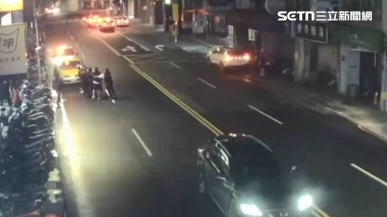 雙方KTV前互看不爽 他比中指引爆大亂鬥