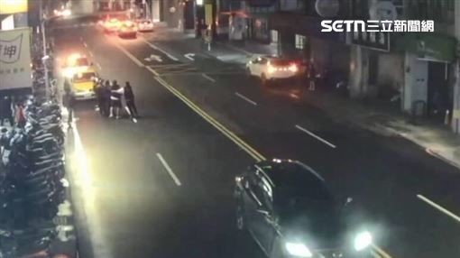 雙方KTV前互看不爽　他比中指引爆大亂鬥