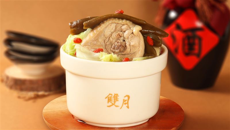 冬季限定湯品「甕藏紹興剝皮辣椒雞」。(圖/品牌業者提供)