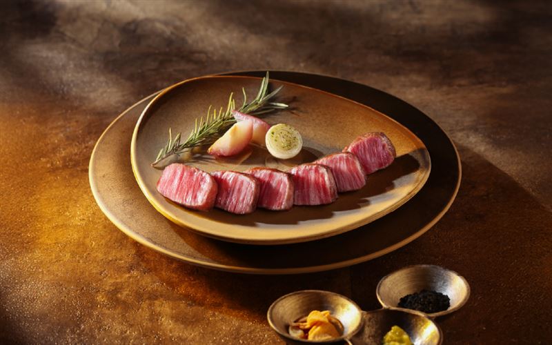 即日起在「阪前鐵板燒」消費套餐並加價498元,即可將主餐升級為「日本A5黑樺牛御選老饕」。(圖/品牌業者提供)