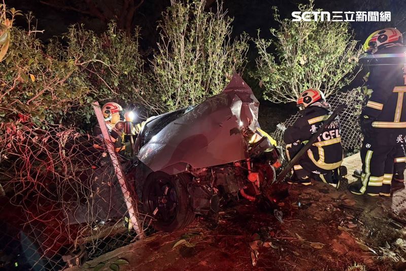 劉男開車載葉姓友人看夜景,返程途中撞樹翻車,二人命大生還。(圖/翻攝畫面)