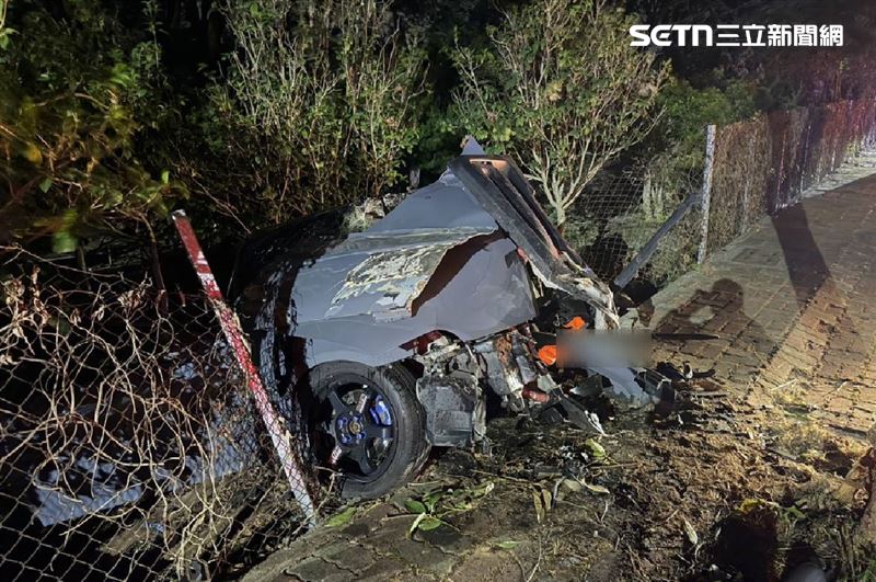 劉男開車載葉姓友人看夜景,返程途中撞樹翻車,二人命大生還。(圖/翻攝畫面)