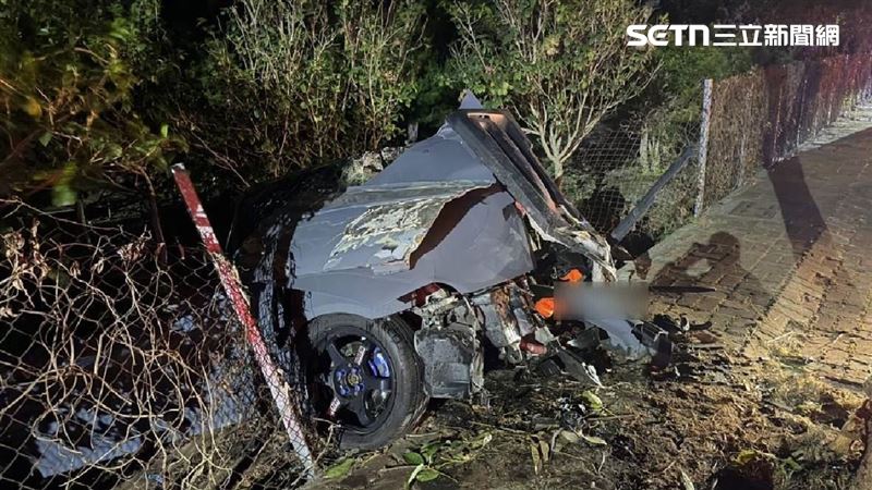 看夜景撞樹插邊坡!車體全毀2男奇蹟生還