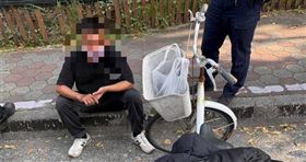 屏東醉漢持美工刀追逐高中生並闖入校園，警方迅速制伏嫌犯。（圖／翻攝畫面）