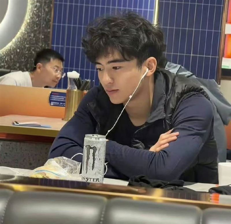 張柏芝跟謝霆鋒18歲兒子長相陽光帥氣。(圖/翻攝自微博)