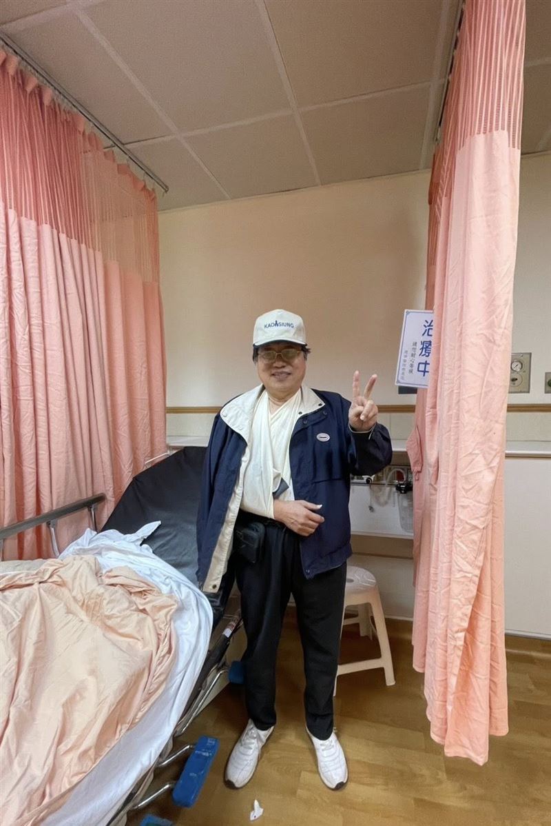 李來希在病房擺拍:「老虎死也要有個好死樣!」(圖/翻攝自李來希臉書)