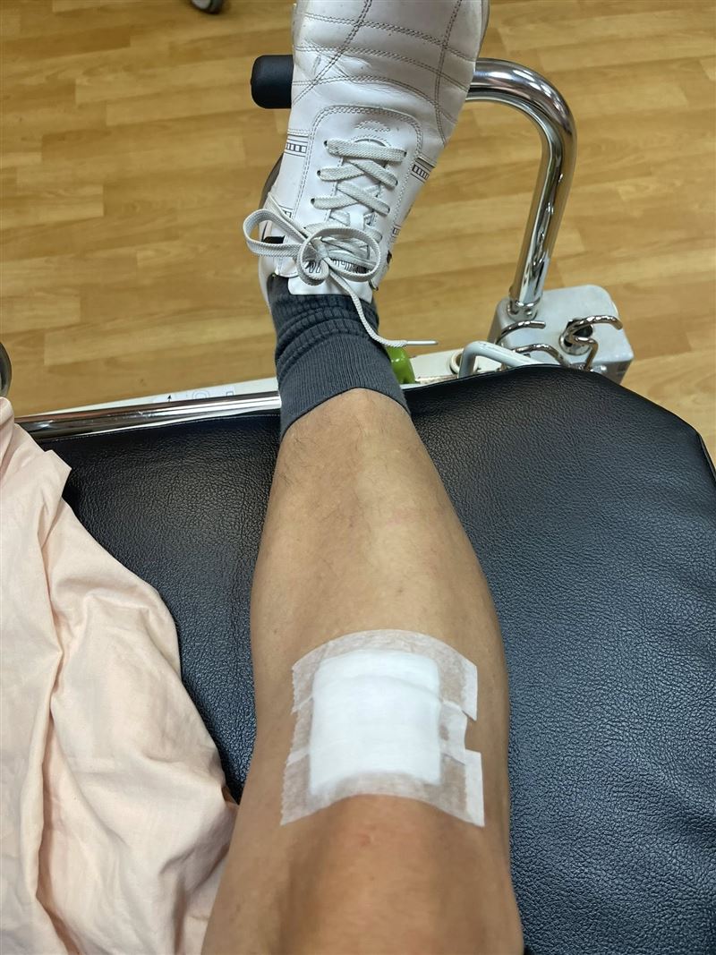 李來希PO出傷勢照,自嘲樂極生悲。(圖/翻攝自李來希臉書)