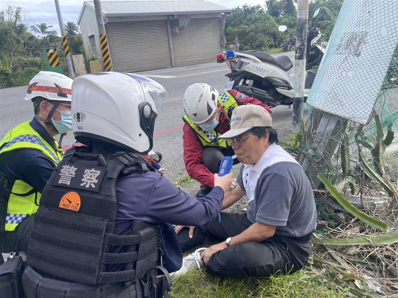 員警到場對李來希進行酒測。(圖/翻攝自李來希臉書)