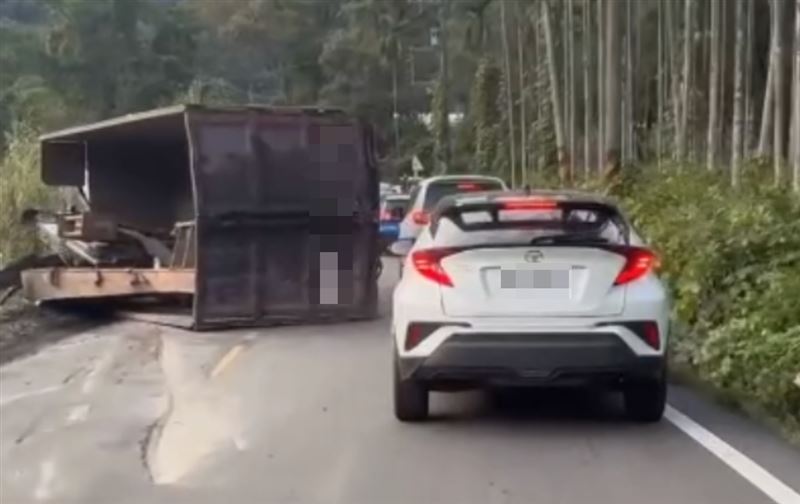 大貨車因不明原因逆向翻覆於道路上。(圖/翻攝記者爆料網)