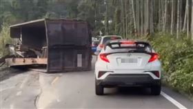 南投,埔里,事故,大貨車,逆向翻覆,躺路中,受困（圖／翻攝畫面）