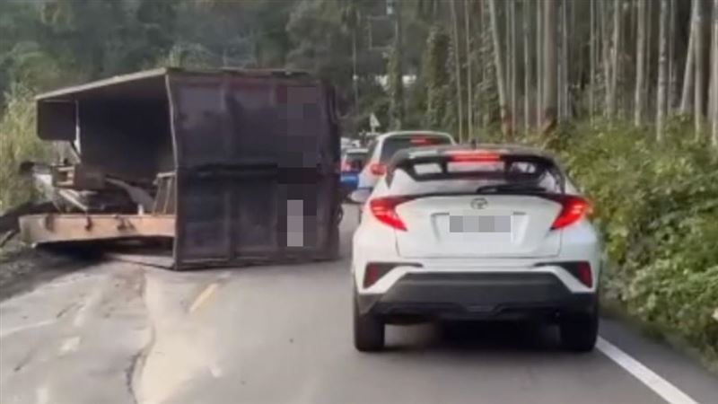 新／南投大貨車逆向翻覆躺路中！2人受困