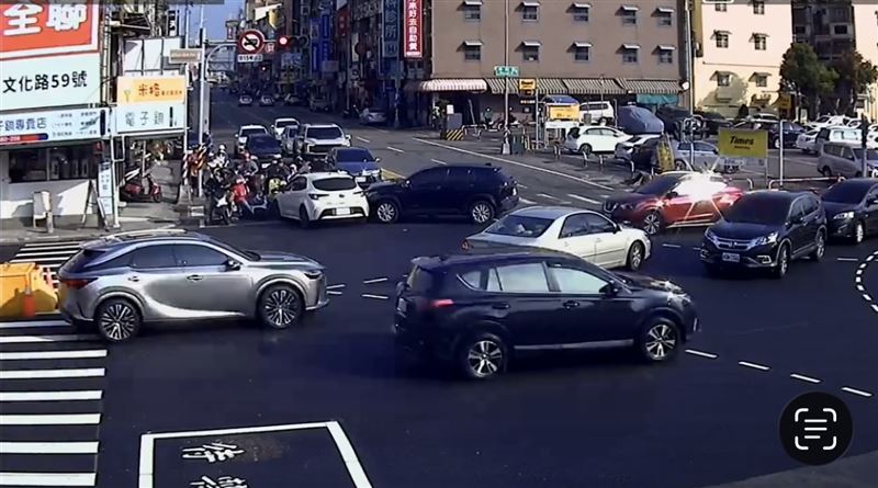 監視器拍下車禍瞬間。(圖/翻攝畫面)