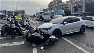 等不及了！女三寶左轉直衝秒撞停等區