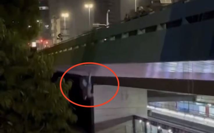 女子前往蘇馬雷高架橋進行高空彈跳。(圖/翻攝自X平台 @RomaNewsOficial)