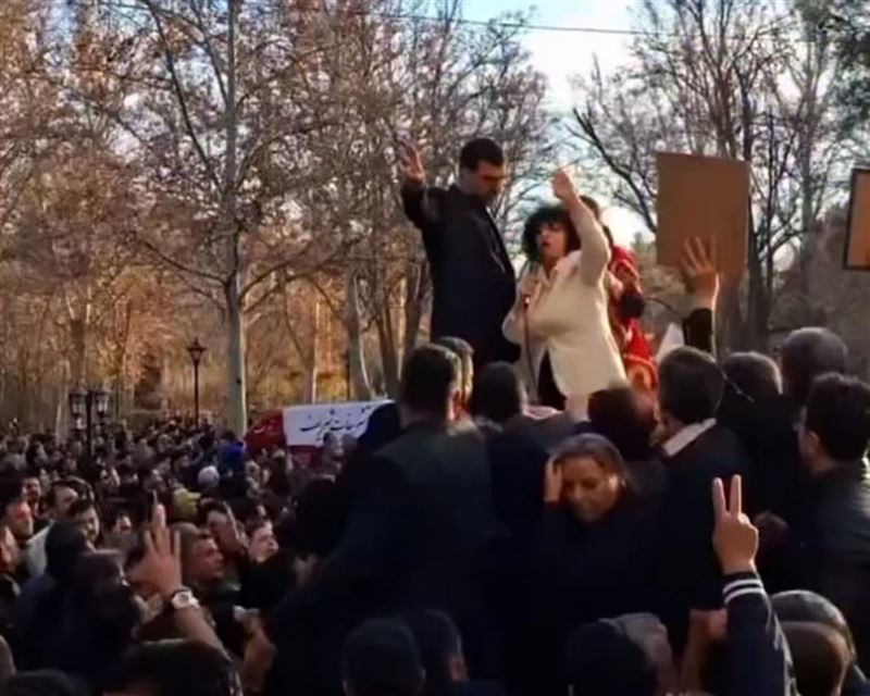 諾貝爾和平獎得主穆罕默迪在追悼式上發言,隨後即被當局以發表煽動言論的罪名,遭到了逮捕。(圖/翻攝自Threads @Taheri_Movement)