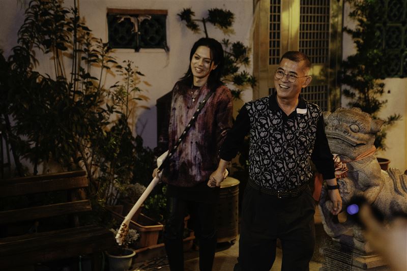 TRASH林頤原〈鼓仔燈〉MV邀請父親(右)及親友入鏡。(圖/華納音樂提供)