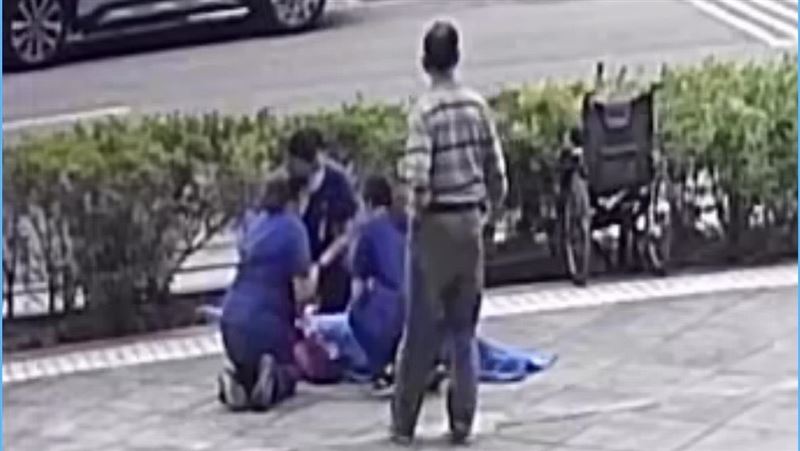 驚險!老翁倒人行道 全靠這群人搶救