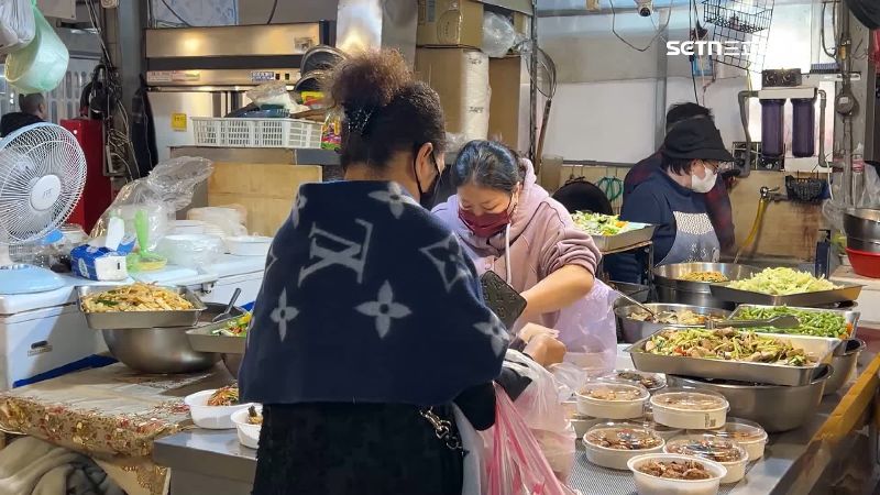 獨/市場坐落豪宅區 開豪車、穿名牌買菜