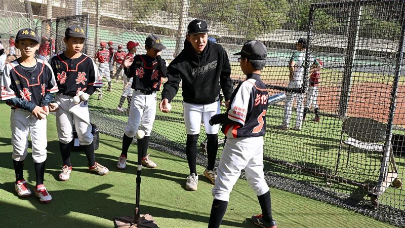 台鋼雄鷹公益棒球營。(圖/台鋼雄鷹提供)