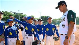 台鋼雄鷹公益棒球營，施子謙指導小球員。（圖／台鋼雄鷹提供） 