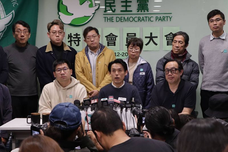 在「港區國安法」壓力下，屬香港民主黨派之一的民主黨14日下午召開特別會員大會，正式表決通過解散該黨及清盤（清算），民主黨主席羅健熙（前排中）即宣布，該黨今天起終止運作