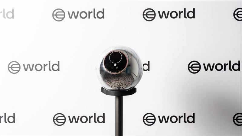 不想輸給搶票機器人?OpenAI執行長Sam Altman力推Worldcoin「銀色圓球」掃虹膜驗明正身!TFH攜手台灣數位信任協會簽署MOU,數發部見證。全台據點狂增至50處,密度全球居冠,誓言成為AI詐騙與黃牛剋星,打造最強數位身分證。()(圖/Worldcoin提供)