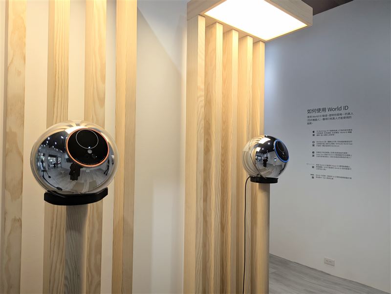 掃虹膜怕個資外洩?TFH總經理徐鈞洋親上火線闢謠!強調機器「拍完即刪」,數據採用切碎分散儲存,連官方都無法還原。更驚曝World App將轉型「Super App」,推出保證真人的通訊功能,誓言成為AI深偽詐騙的終結者,讓民眾安心聊天。(圖/記者師瑞德攝影)