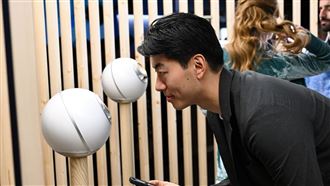 ▲World App登台，掃描虹膜即可獲得匿名World ID，銀色球形裝置Orb數秒內完成掃描，不儲存原始影像，TFH與Visa合作推World Card，WLD未來可全球消費。（圖／World ID提供）