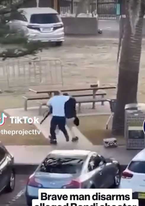 數百遊客狂奔逃命！澳洲雪梨邦迪海灘遭掃射，勇敢男子徒手奪槍畫面曝光