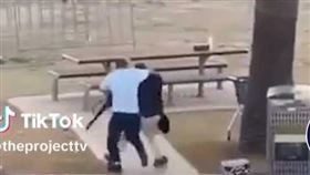 數百遊客狂奔逃命！澳洲雪梨邦迪海灘遭掃射　勇敢男子徒手奪槍畫面曝光