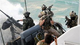 美國海軍陸戰隊突襲隊員進行登臨、搜索、扣押訓練。（圖／翻攝維基百科）