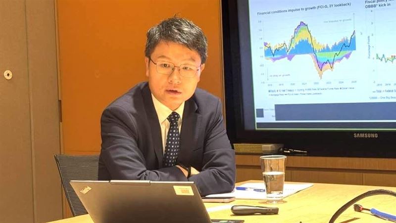 富達經理人張宇翔展望2026,喊出「擁抱風險」將股票部位拉高至九成!他直言AI仍在賣鏟子階段,泡沫言之過早。看好黃金年賺8%、銅價噴發;示警下半年川普跛腳風險,核能稀土則不建議重押,投資人需步步為營。(圖/記者師瑞德攝影)