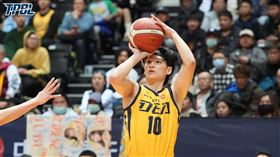 謝亞軒決勝節飆進超前三分彈。（圖／TPBL提供） 