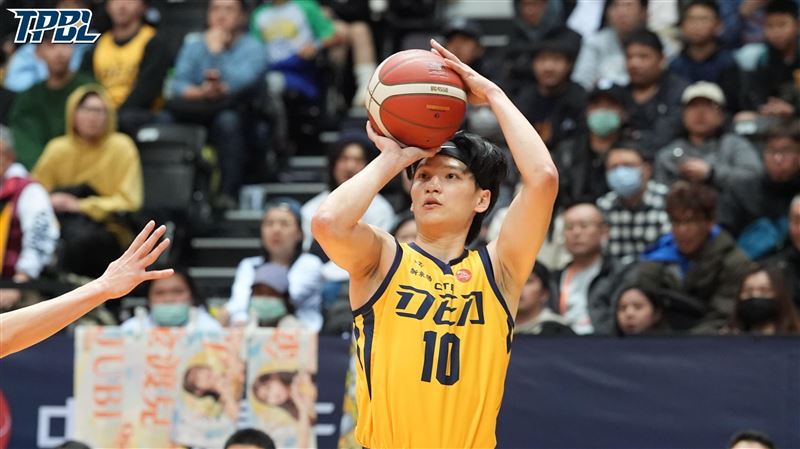 謝亞軒飆三分彈握拳吼 喊:展現團隊氣勢