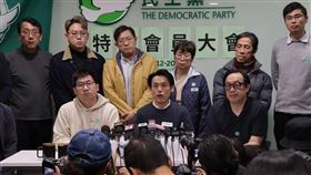 香港民主黨召開特別會員大會　決議解散（1）在「港區國安法」壓力下，屬香港民主黨派之一的民主黨14日下午召開特別會員大會，正式表決通過解散該黨及清盤（清算），民主黨主席羅健熙（前排中）即宣布，該黨今天起終止運作。中央社記者張謙香港攝　114年12月14日