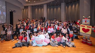 台新新光合併後首場公益盛事！第16屆「您的一票，決定愛的力量」今舉辦捐贈典禮，豪捐3,580萬元助141家團體圓夢。本屆全面升級LINE投票防詐，並結合AI互動與潮玩公仔吸引Z世代，總投票數破53萬，讓愛的力量在台灣角落發光發熱。（圖／台新新光金控提供） 