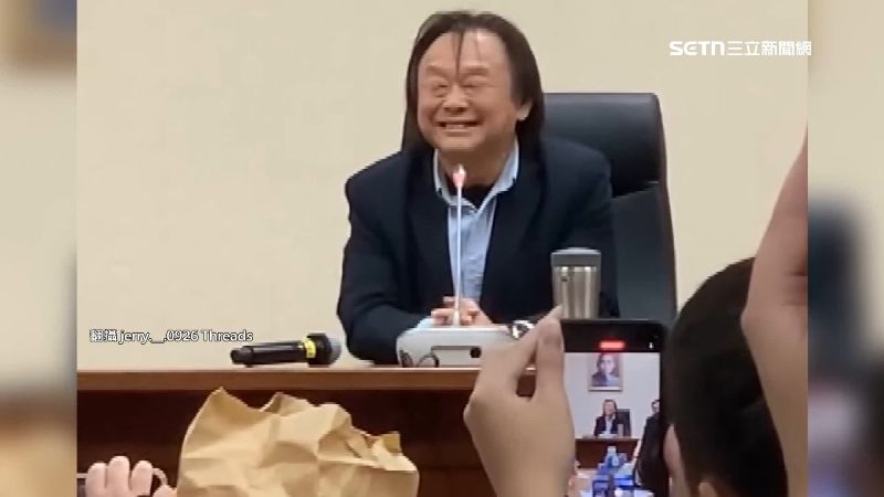 王世堅應要求「客制化開罵」學生嗨翻錄影