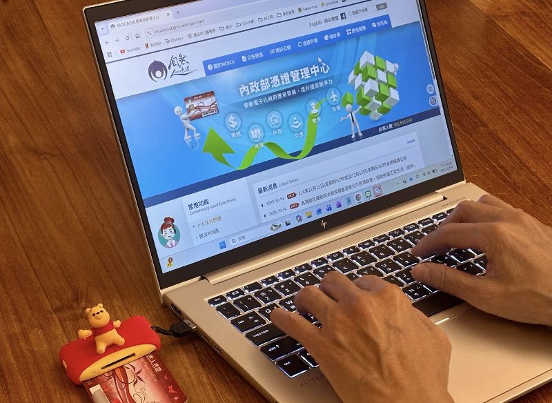 近期受公投電子連署熱潮影響，自然人憑證申請人數暴增。自然人憑證實體卡用途廣泛，除了報稅，還能線上申辦良民證、法院判決的離婚、免費查詢個人信用報告等