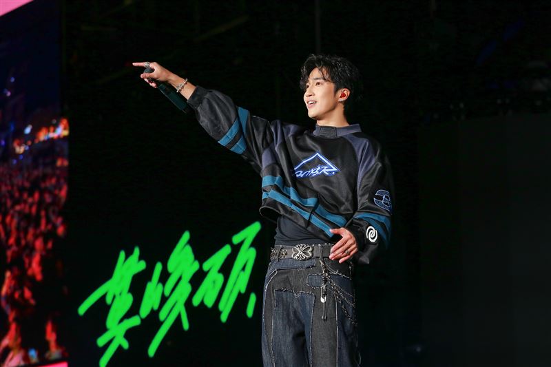 婁峻碩SHOU舞臺感染力全面引爆，讓市民廣場瞬間沸騰成派對現場。（圖／TVBS提供）