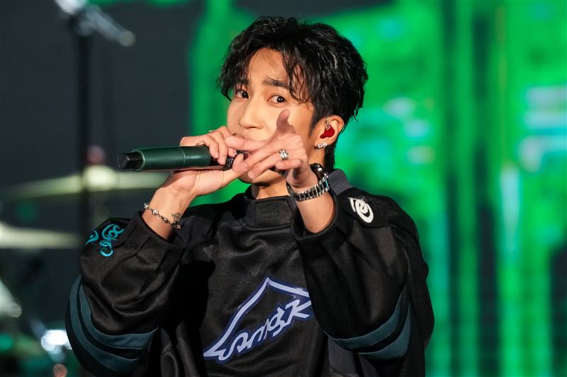 婁峻碩SHOU一口氣帶來〈No Rush〉、〈刀〉、〈鑰匙還你〉、〈不小心〉、〈一首歌〉與〈COLORFUL〉。（圖／TVBS提供）