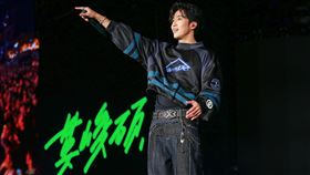 婁峻碩SHOU舞臺感染力全面引爆，讓市民廣場瞬間沸騰成派對現場。（圖／TVBS提供）