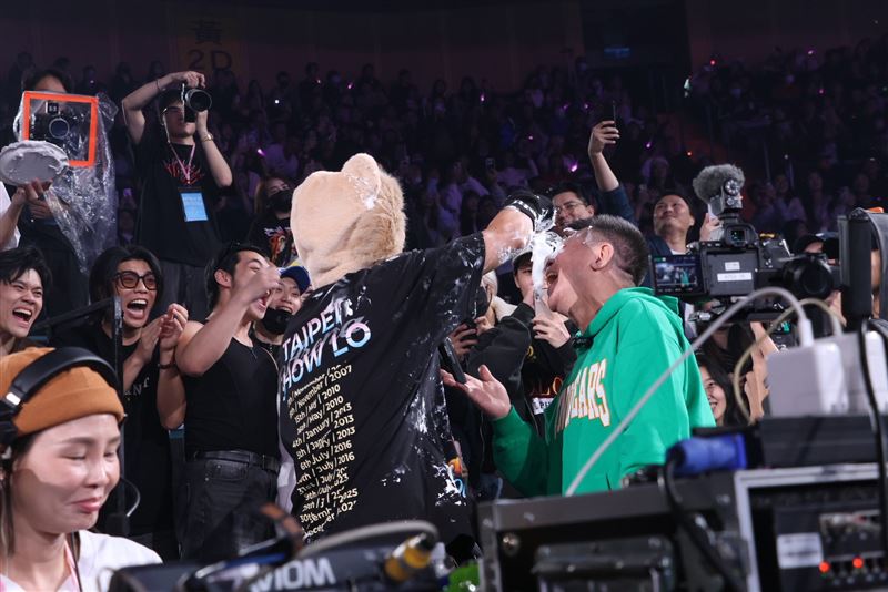 羅志祥與孫德榮互砸派。(圖/記者鄭孟晃攝影)