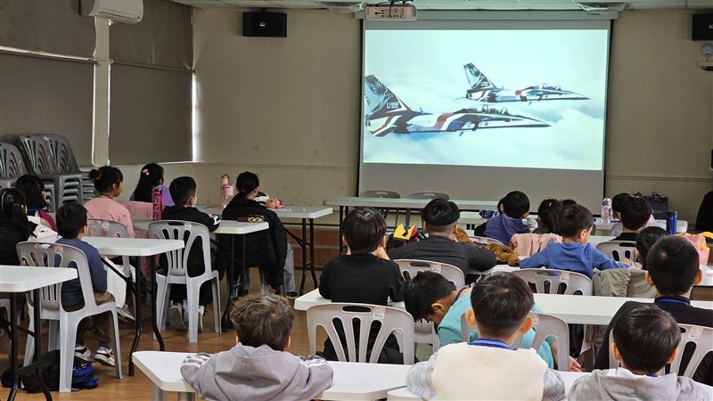 全台灣最會造飛機的漢翔,曾經因經國號戰機(IDF)砍單陷生死危機,還好靠波音、空巴轉包與MRO翻身,2024年營收逾400億元。當年為美籍顧問建的13公頃美軍村,危機後先活化,2022年推文創、2023年變身翔園文旅,把軍工故事做成可住、可逛的航太體驗。(圖/翻攝自漢翔臉書)