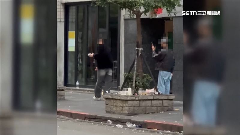 獨/2男狂砸酒瓶 「超跑巷」布滿碎玻璃
