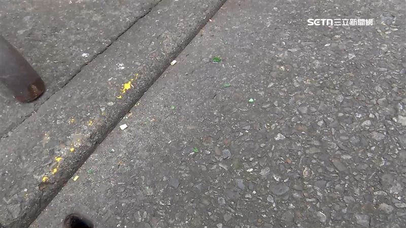 路面上還是可以看到玻璃碎片