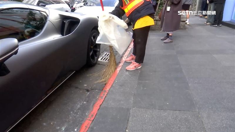 清潔人員加強清掃路面的玻璃碎片