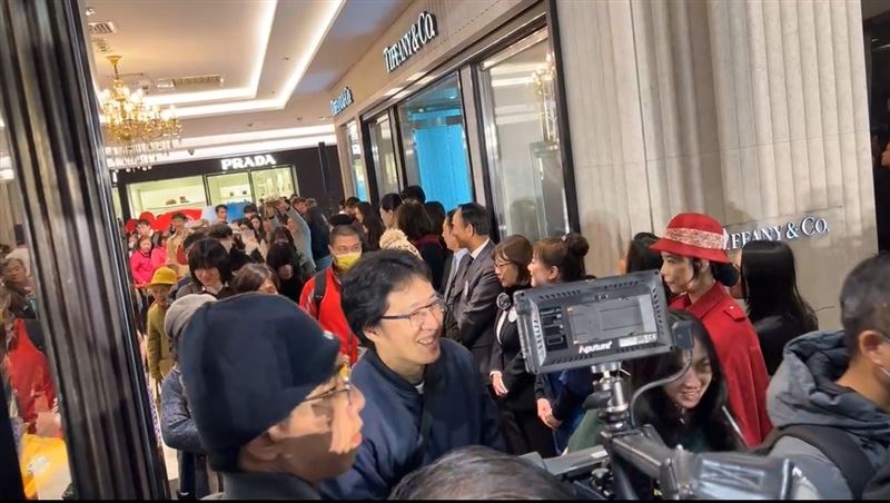 SOGO董事長黃晴雯率領一級主管親自於門口送客。(圖/翻攝SOGO百貨臉書)