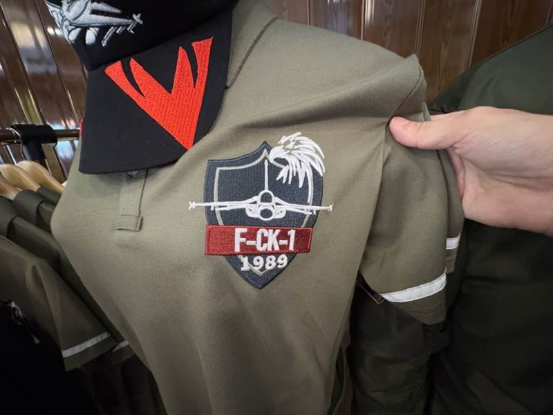 漢翔不只造戰機,更變身最硬派軍工潮牌!翔園總座吳經文揭密,當年IDF砍單危機竟逼出熱銷25年、具醫療級研發背景的「抗壓神枕」;還有腳掌繡著「國機國造」的超萌勇鷹熊家族 與精緻臂章。靠著「七分行銷」策略,曾創下一小時狂掃8萬元紀錄,成功將軍工魂變現金。(圖/記者師瑞德攝影)