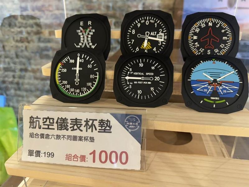 漢翔不只造戰機,更變身最硬派軍工潮牌!翔園總座吳經文揭密,當年IDF砍單危機竟逼出熱銷25年、具醫療級研發背景的「抗壓神枕」;還有腳掌繡著「國機國造」的超萌勇鷹熊家族 與精緻臂章。靠著「七分行銷」策略,曾創下一小時狂掃8萬元紀錄,成功將軍工魂變現金。(圖/記者師瑞德攝影)